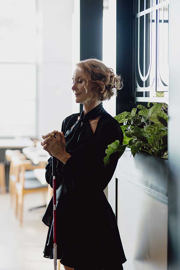 joanne at dinner in the dark